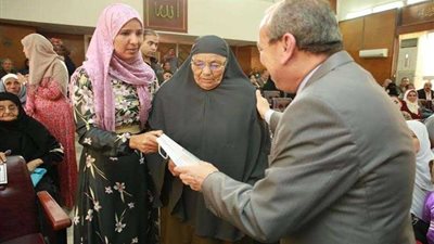 محافظ كفرالشيخ يوزيع أجهزة طبية وكراسي متحركة لغير القادرين