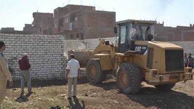 إزالة 24 حالة لتعديات على أراضٍ زراعية بمركزي ساحل سليم ومنفلوط.. (صور)