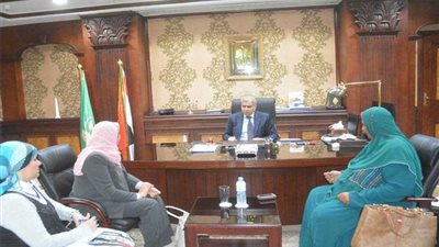 محافظ المنيا يناقش مع 