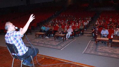 جامعة المنيا تختتم الدورة التدريبية المتخصصة في مجال تصميم وتنفيذ الإضاءة والديكور المسرحي
