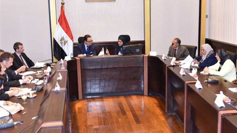 وزيرة الصحة تبحث