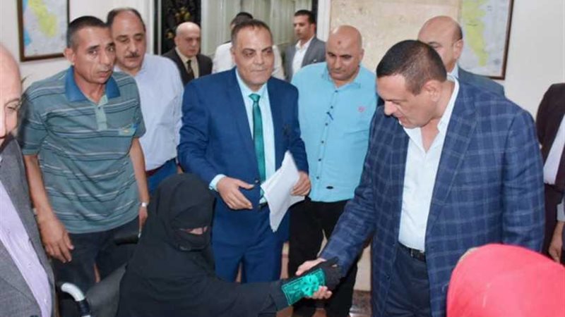 محافظ البحيرة يهدى