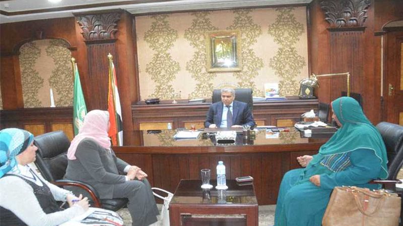 محافظ المنيا يناقش