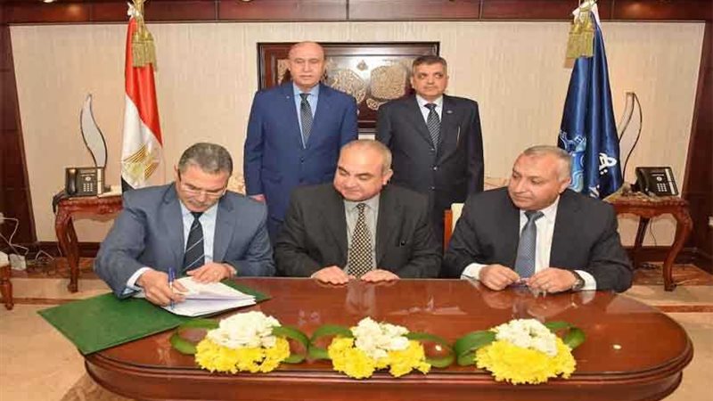 مميش يشهد توقيع عقدي