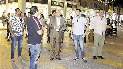 محافظ جنوب سيناء يشرف على توزيع أعمال منتدى فنون شباب العالم في شوارع شرم الشيخ