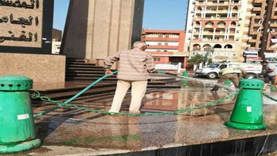 حملات لتجميل وغسيل ميادين أسيوط بمشاركة وحدة التدخل السريع الخاصة بالنظافة.. (صور)