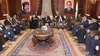 محافظ بني سويف ومدير الأمن يعزيان القيادات الكنسية في الهجوم الإرهابي