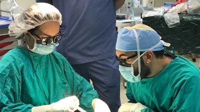 فريق أمريكي يجري 36 جراحة بمستشفى أطفال المنصورة