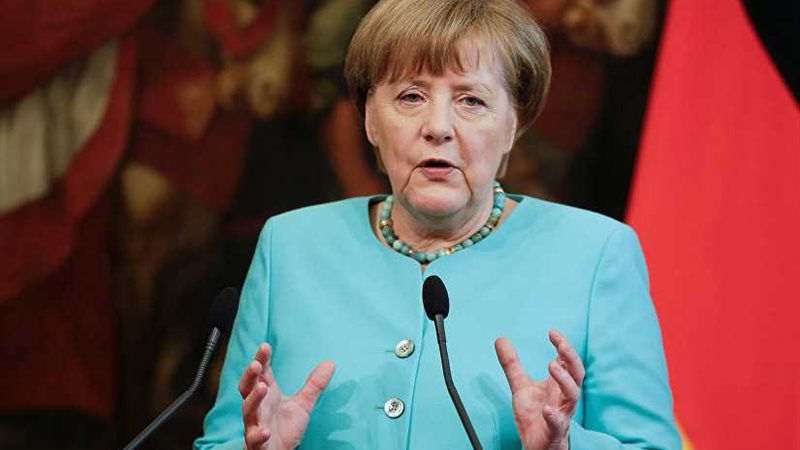 ميركل: سنضغط لتمديد