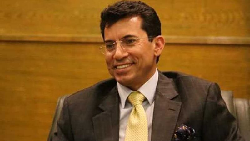 اشرف صبحي يؤجل سفره