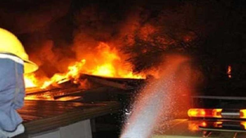 إصابة عاملين في حريق