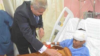 محافظ المنيا يزور مصابي حادث دير الأنبا صموئيل بمستشفى الشيخ زايد