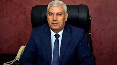 محافظ مطروح يوزع 500 بطانية و15 طن مواد غذئية على أهالي براني