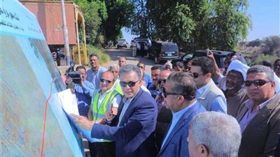 وزير النقل يتفقد موقع إنشاء محور دراو بأسوان بـ1,356 مليار