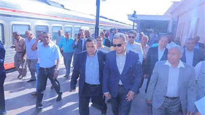 وزير النقل يتفقد محطة أسوان وشباك تذاكر ذوي الاحتياجات الخاصة
