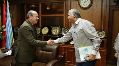 طه: يناقش مشروع الصرف الصحي مع وفد بنك الاستثمار