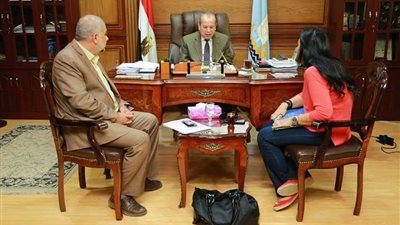 محافظ كفرالشيخ يناقش خطة تنفيذ مشروعات الطرق والكباري