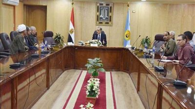 محافظ أسيوط يلتقى نقيب الفلاحين لبحث المشكلات التى تواجه المزارعين