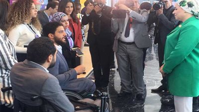 قرينة الرئيس تطلع على مبادرات الشباب المشاركين بمنتدى شباب العالم