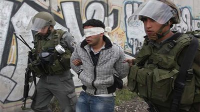 الاحتلال الإسرائيلي يعتقل 18 فلسطينيا من الضفة الغربية بينهم جريح
