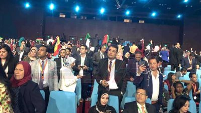 أجواء احتفالية للوفود الشبابية الدولية بقاعة ختام النسخة الثانية لمنتدى شباب العالم