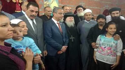 محافظ سوهاج والأنبا باخوم يزوران الناجين من حادث طريق دير الأنبا صموئيل