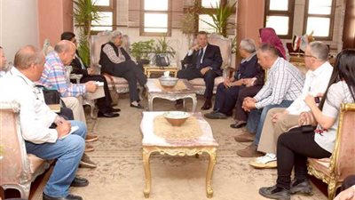 محافظ بني سويف يبحث مع وفد 