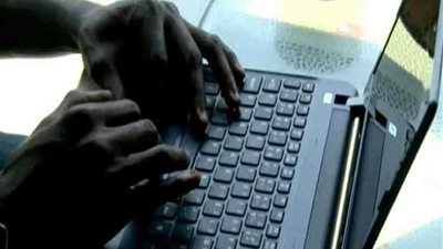 ضبط عصابة للنصب الإلكتروني منتحلين صفة رجال شرطة