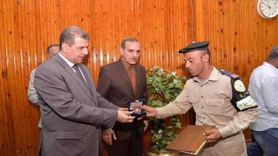 محافظ أسيوط يلتقي المواطنين ويكرّم أمين شرطة لأمانته وعثوره على مبلغ مالي.. 