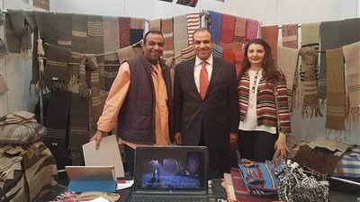 السفير بدر عبدالعاطي يتفقد الجناح المصري في معرض المنتجات والمشغولات الحرفية واليدوية ببرلين