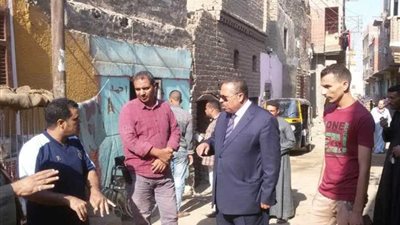 السكرتير المساعد بأسيوط يتابع شكاوى أهالي قرية الزاوية من الشركة المنفذة للصرف الصحي