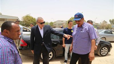 محافظ قنا يتفقد أعمال التجميل بالمدينة