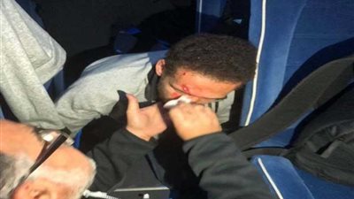 إصابة هشام محمد في وجهه بسبب تعرض حافلة الأهلي للتراشق بالحجارة