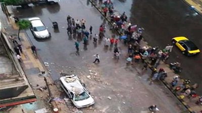 بالصور.. سقوط أجزاء من منزل قديم بالمنشية على السيارات والمارة
