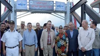 مميش يشهد الافتتاح التجريبي لكوبري سرابيوم العائم