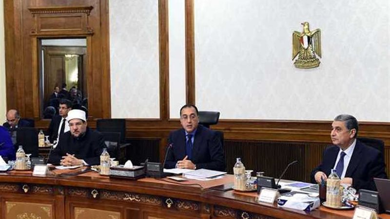 مجلس الوزراء يقف