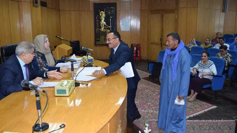 محافظ المنيا يبحث