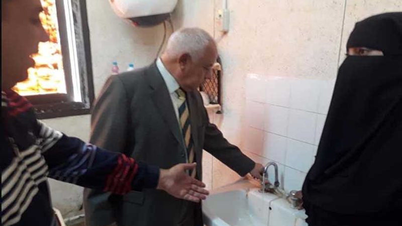 إحالة 3 موظفين بمركز