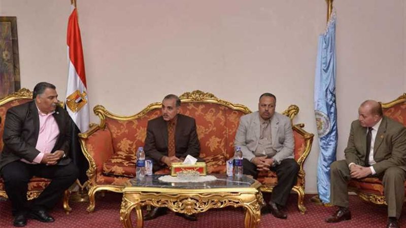 محافظ أسيوط يستقبل