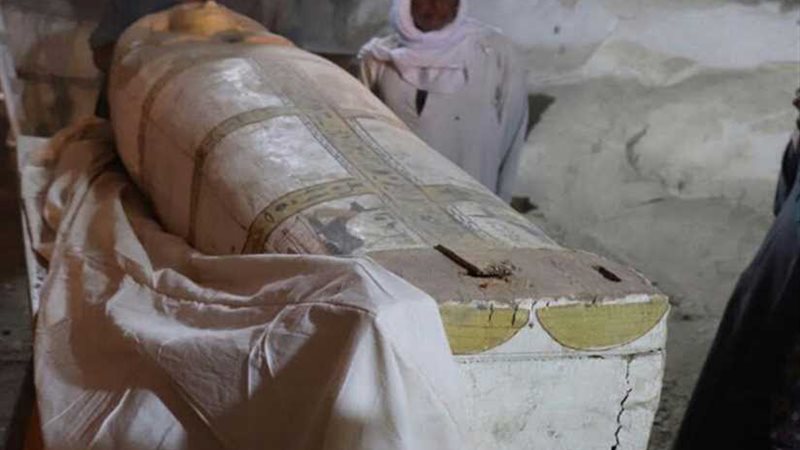 الكشف عن لوحة وتابوت