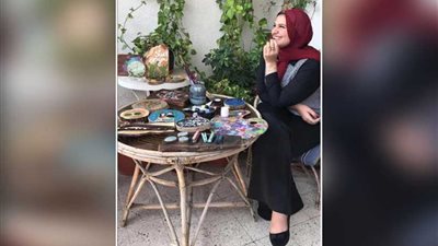 «هاجر» فنانة تشكيلية على ألواح خشبية