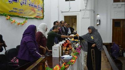 مصر العطاء تهدي 200 سماعة طبية لضعاف السمع 