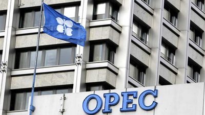 دول أوبك وخارجها تتوقع أن يزيد إنتاج النفط على الطلب العام المقبل