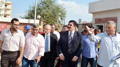 محافظ القليوبية يتفقد مشروع صرف صحي كفر العرب ببنها