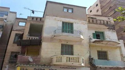إخلاء عقار آيل للسقوط بالمنصورة
