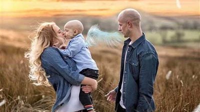 آخر ما تلفظ به طفل مريض بالسرطان بين أحضان أمه .. (صور)