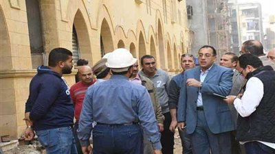 رئيس الوزراء يتفقد 