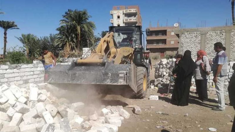 إزالة 5 تعديات وتحرير