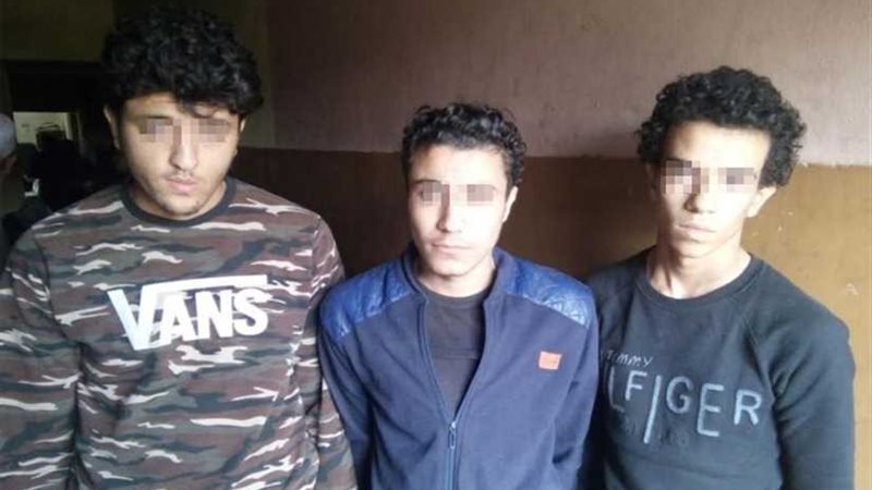 ضبط طالبين وعامل