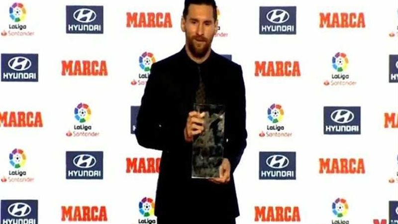 ميسي يتسلم جائزتي
